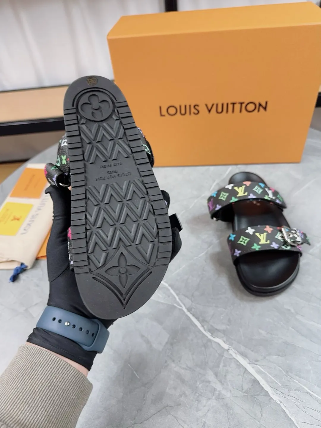 👟👟Ex-factory price 400👟👟 New slippers for spring and summer🌟The belt buckle is adjustable and elastic, full of beach style, original molded LV metal logo decoration, fashionable and beautiful, super versatile🤳🏻upper cowhide/customized imported jacquard fabric/original old-fashioned leather material, water-dyed sheepskin lining (water platform + wear-resistant velvet + rubber sole) three-layer combination outsole 🔶Size: Female 35-43 Male: 38-46